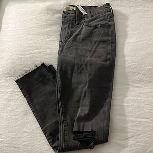 NWT Madewell Midrise Ripped Knee, CutOff Bottom Skinny Jean (distressed black)